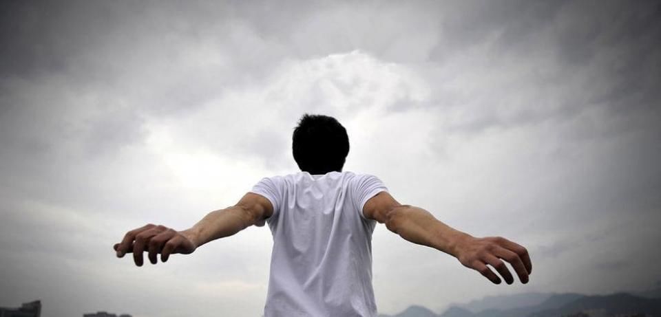 万里风云#千古绝对!上联:“自大者只差一点即成臭”, 下联成鲜明对比