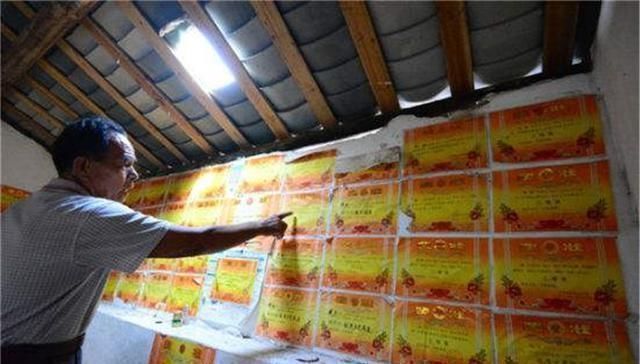 父母|孩子的奖状贴满家里墙壁,父母却高兴不起来,网友这谁能高兴