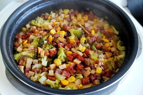 懒得做饭，就这样焖一锅好了，有菜有饭适合全家老小