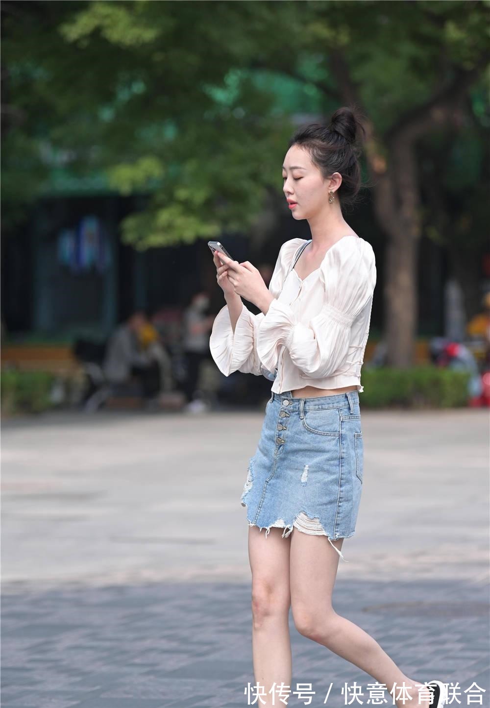 美女 牛仔短裙,夏季清凉穿搭,是很多时尚姑娘喜欢的款式!