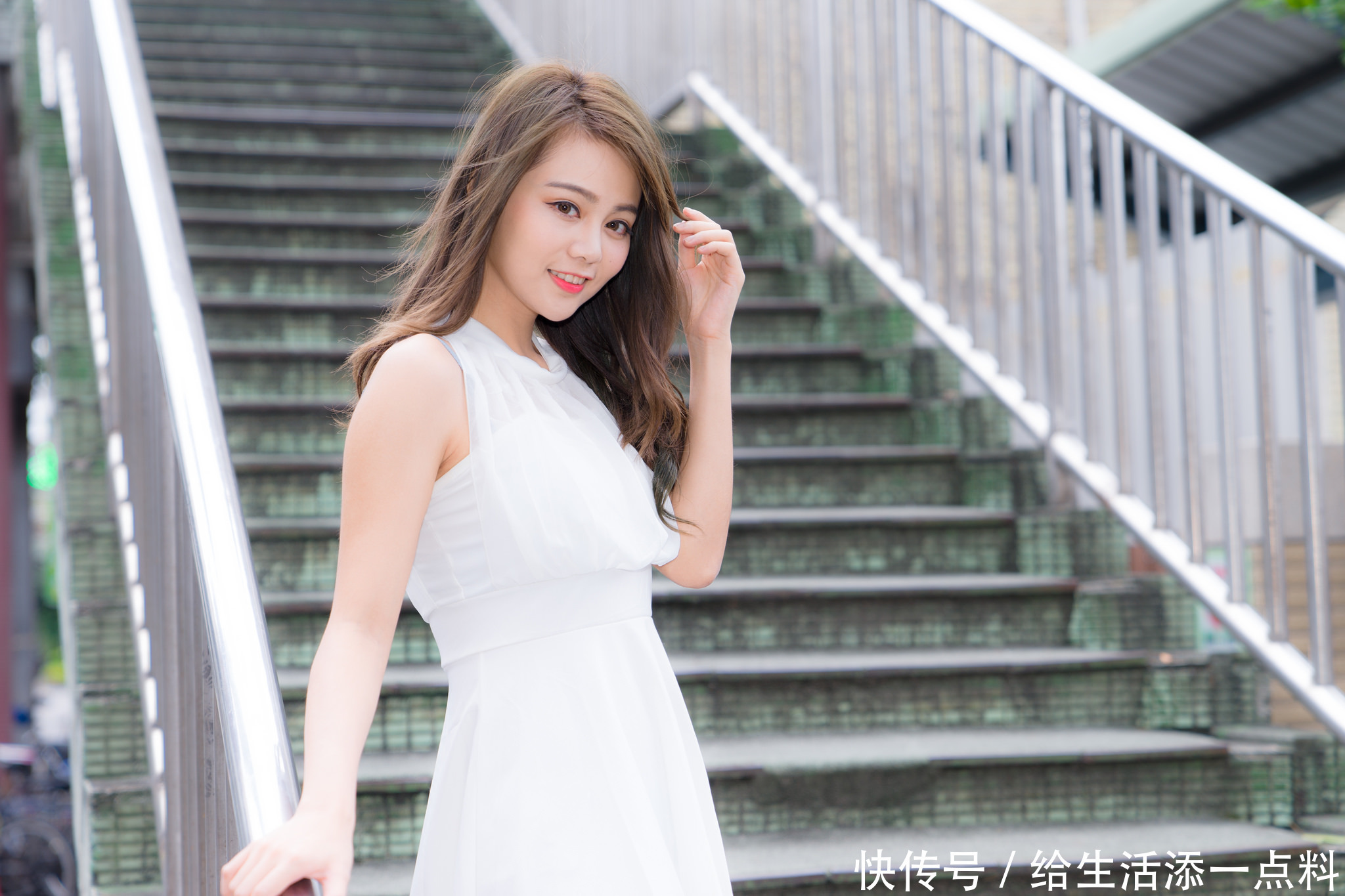 什么白色连衣裙好看 清新白色连衣裙让你轻松成为焦点