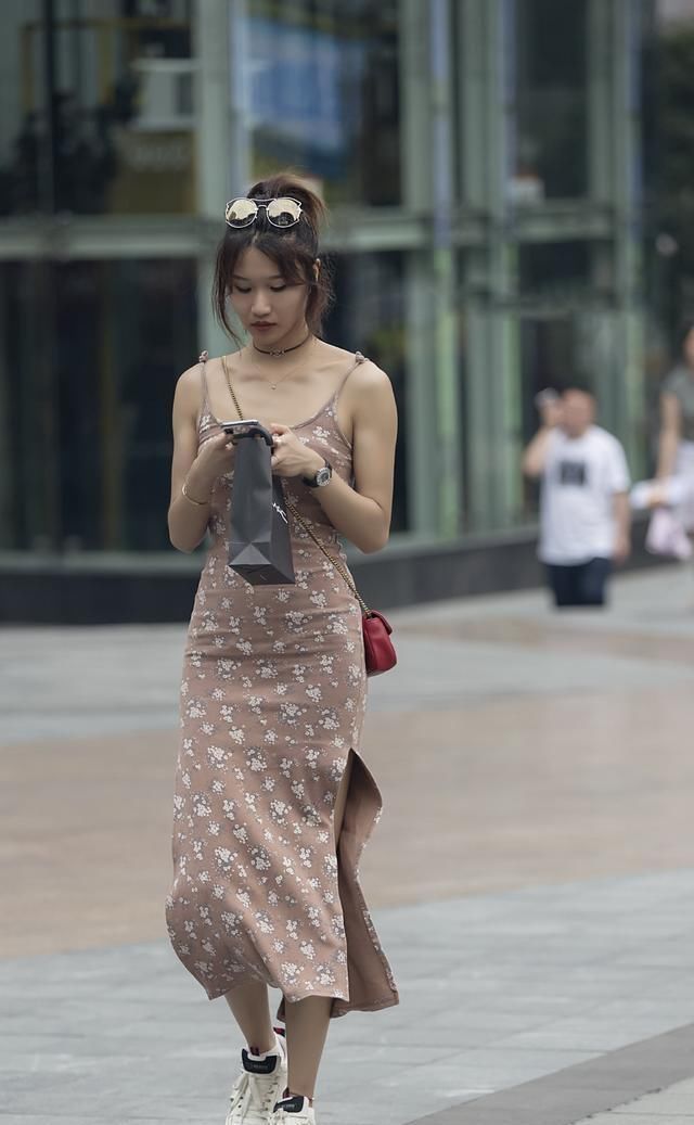 蕾丝 亮丽的连衣裙,穿搭展现出流行的街头风,使你更清新自然有气质
