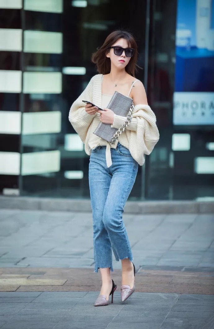 街拍时尚:高跟鞋让女性变得优雅,展示出唯美的气质