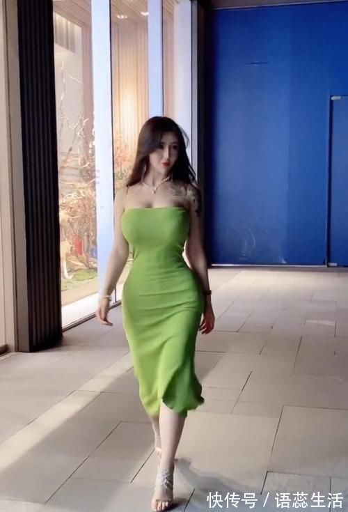 有型|青色长裙穿出“梨形身材”,有型有范,妥妥的欧美风情