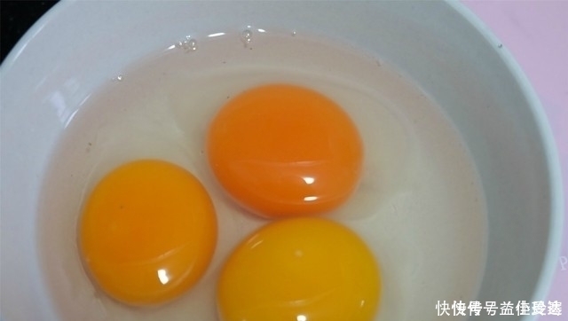 韭菜鸡蛋包饺子,多加两种食材,鲜上加鲜味特香,我家经常这么做