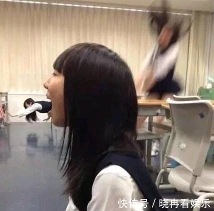 |搞笑图片幽默段子笑话:哈哈哈,妹子胆子真小,怕鸡啊