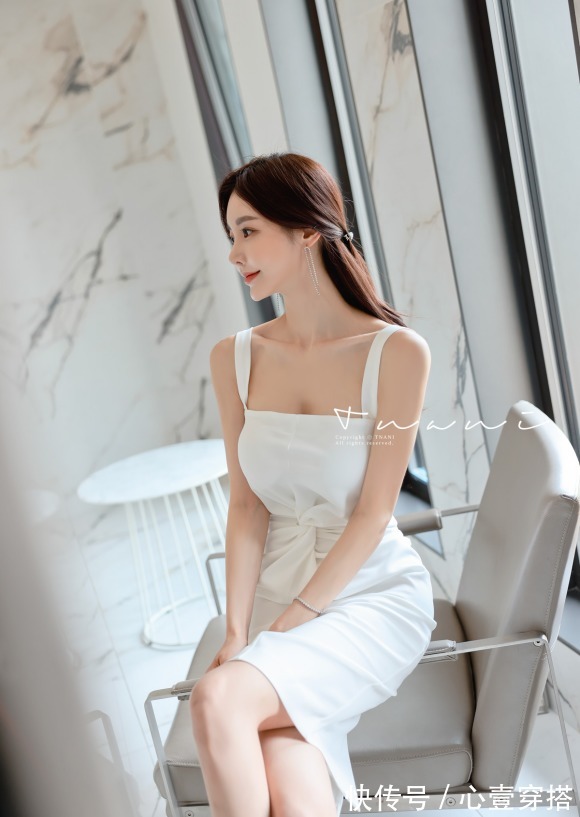 时尚|女神孙允珠高清时尚搭配:纤云梦月清影幽迷纽花连衣裙