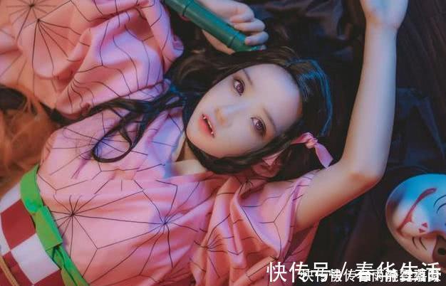 COS|15岁小姐姐COS弥豆子,原本颜值就够惊艳了,看到口中的尖牙后好想要