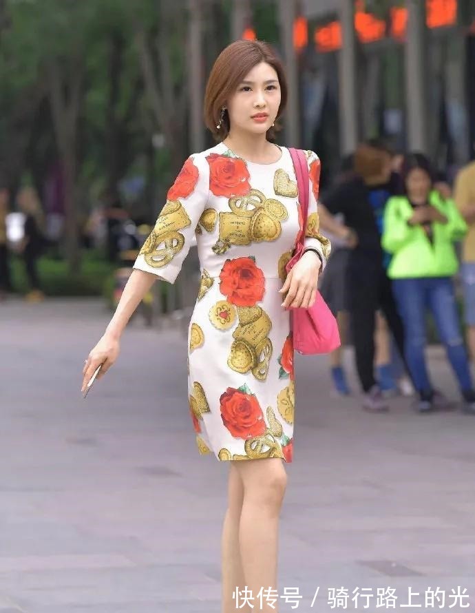 女生们 时尚减龄的连衣裙，搭配精致有型的高跟鞋，清新自然又温柔！