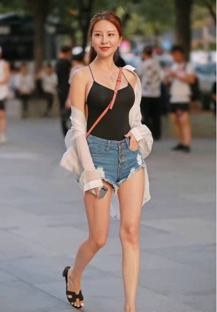 轻薄|黑色吊带背心搭配白色薄纱衬衫,轻薄透气,清爽大方