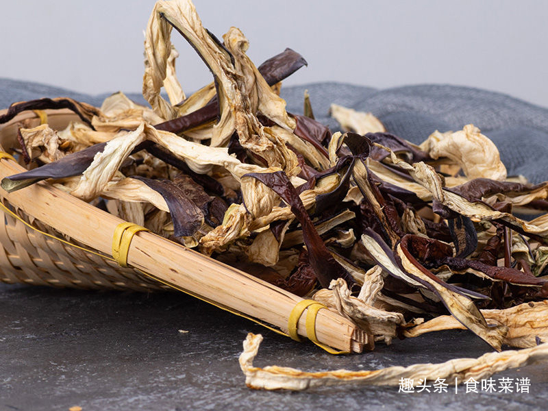 此5种蔬菜,不用来晒菜干太可惜,正当季价格便宜,炖肉吃特别香