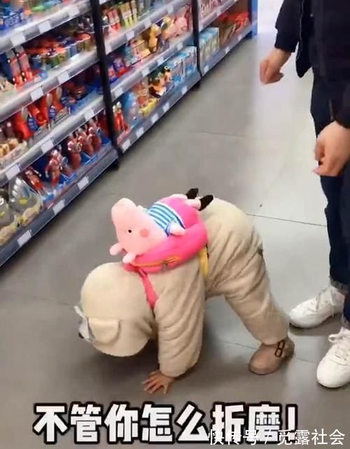 爸爸|宝宝逛超市在玩具区撒泼,被爸爸“无情”拎走,网友糟老头真坏