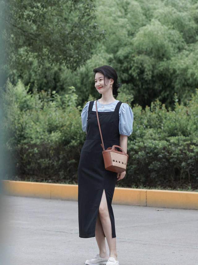 背带裙|牛仔背带裙小个子穿起来超时髦了!内搭白色短袖T恤,好看又减龄