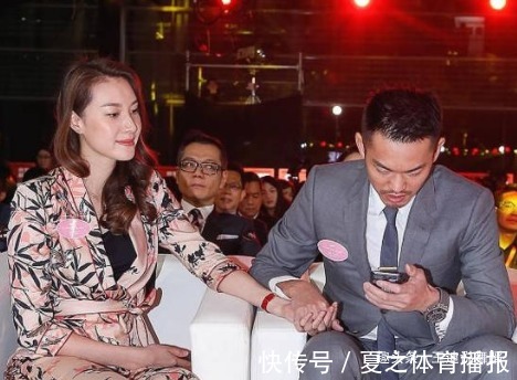 羽毛球|林丹妻子谢杏芳深夜打高尔夫,身着短裙双腿笔直,动作利落显专业