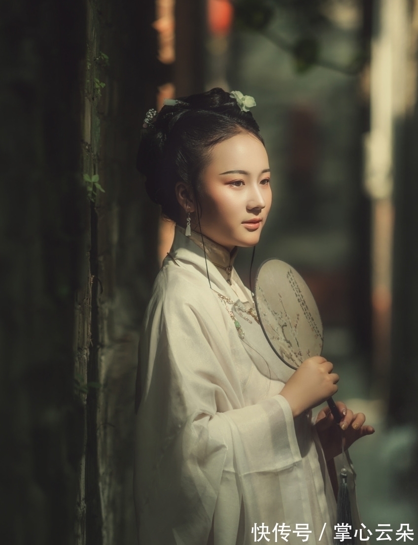 无题@诗·十首丨碧发舒眉妆舞黛,也将弱骨眼前扶