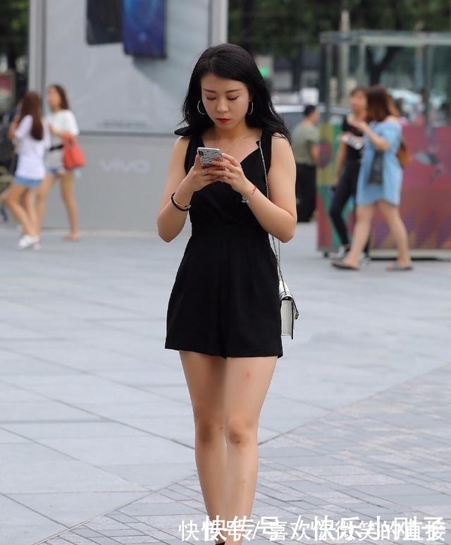 时髦美丽的连衣裙穿搭尽显青春姿态,穿出时尚风采,精致生动