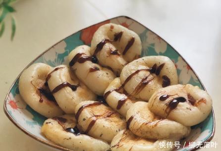 好吃|想吃年糕不用买,用点糯米粉自己就能做,咬一口还能爆浆,超满足