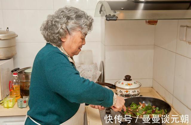 妈妈|有这4个特征的奶奶，都是真正疼爱孩子，看看你的婆婆占了几个