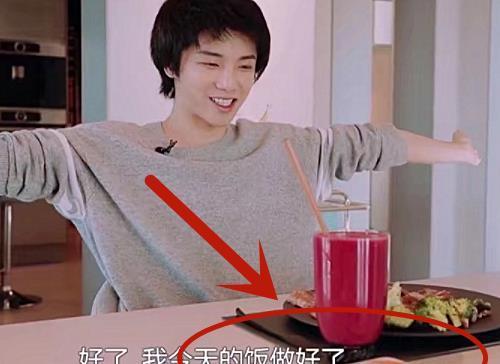 华晨宇早餐吃牛排被指炫富,可看清旁边的配菜,还是贫穷限制了想象