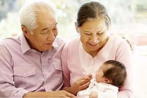 宝妈|50岁“冻龄奶奶”火了,背影像少女,带娃遛弯被误认为是宝妈