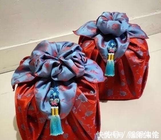 收纳|一块布打两个结,变身大容量高颜值收纳包,几十种折法好强大