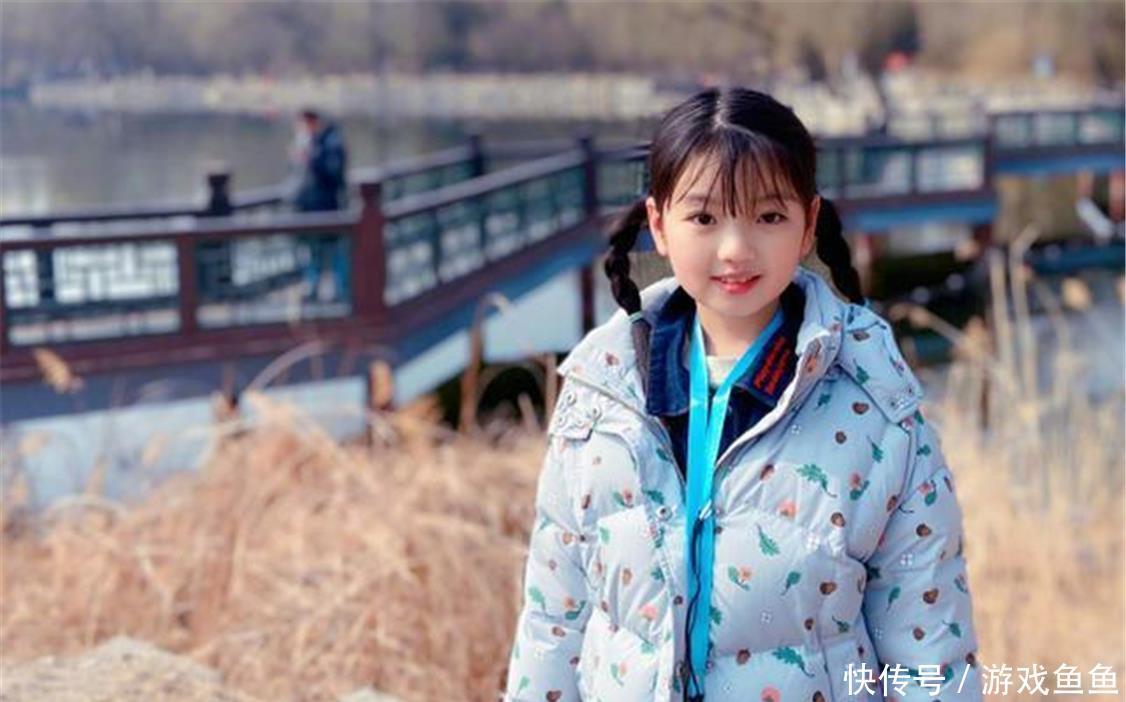 还记得被父母过度消费的阿拉蕾吗?如今才9岁,眼里已经没有光了