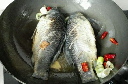煎鱼时，只放油是不行的，多加这样“东西”，鱼皮完整不粘锅
