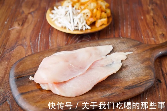可口|鸡胸肉只会炸鸡排？学会这个做法，酥香可口，比烧烤好吃，真解馋