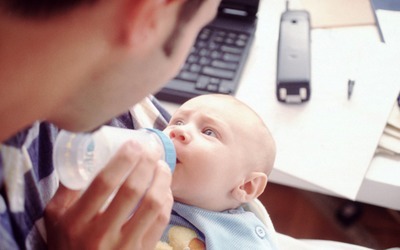 孩子|爸爸“挡雨”方式走红,看到照片后,网友:果真是最不靠谱的父亲