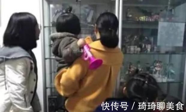 孩子|孙子掰坏亲戚手办，奶奶护短：破塑料值多少钱？听到价格愣在原地