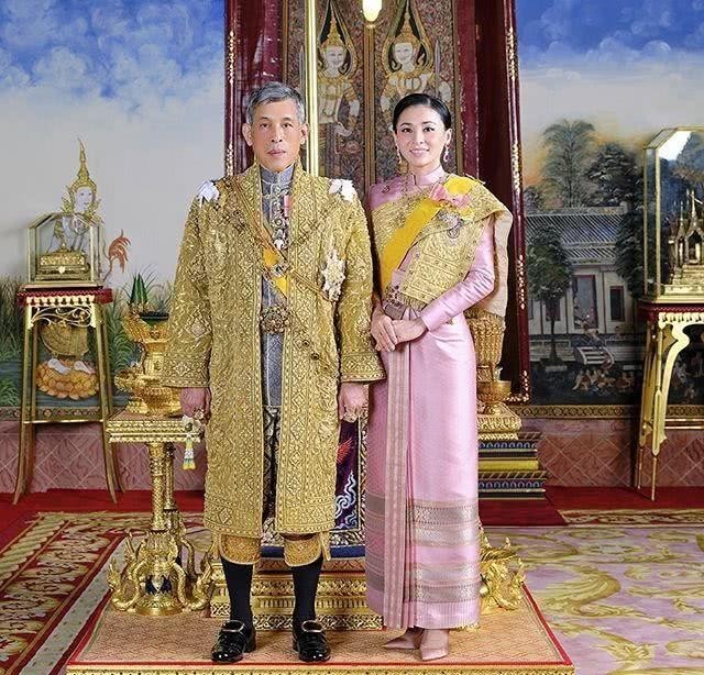 惊艳|泰王后宫妃子们首次曝光!陪同国王骑车好惊艳,难怪国王无法自拔