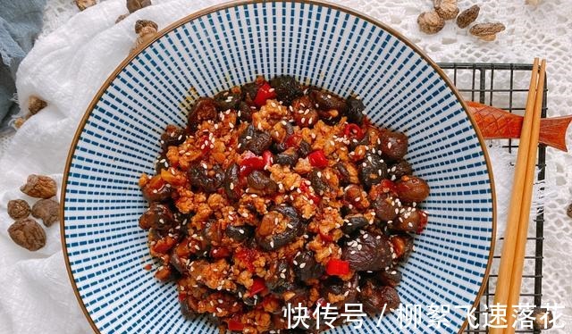 3分钟教你香菇最好吃的做法，爽滑软糯鲜香美味，下饭配面都不错！