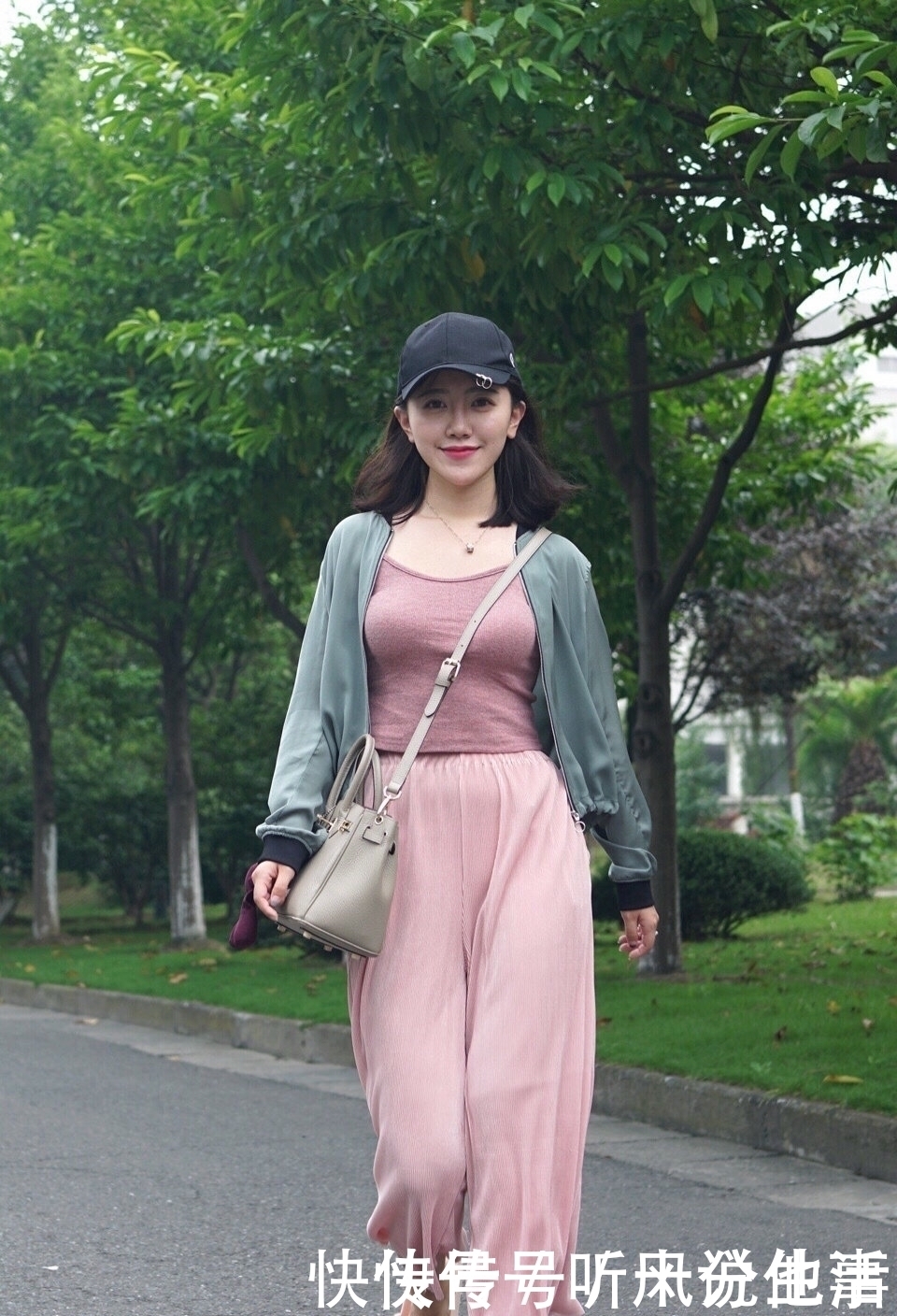 休闲裤|小姐姐柔软且宽松的裤子,也能成为让你心动的单品
