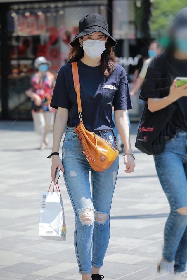 女生都偏爱破洞牛仔裤，搭配简约又显身材，轻松穿出美的背影