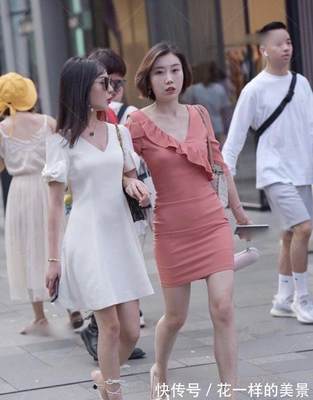 穿搭|V领连衣裙姐妹花搭配高跟鞋,青春靓丽,时尚迷人