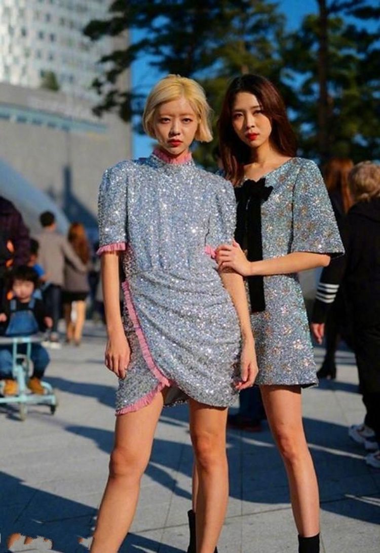 蝴蝶结|气质街拍小姐姐，脖子上的蝴蝶结很妖娆，视觉冲击力十足