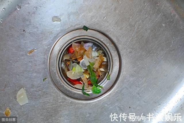 碗筷|下水道又被油污堵住,别再用热水冲了,一个小妙招,让它顺畅无阻