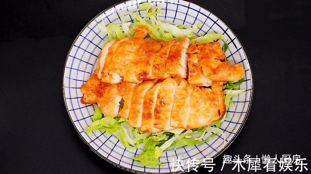 鸡胸肉直接水煮，吃起来肉质柴，教你香煎鸡胸肉的做法，嫩滑多汁