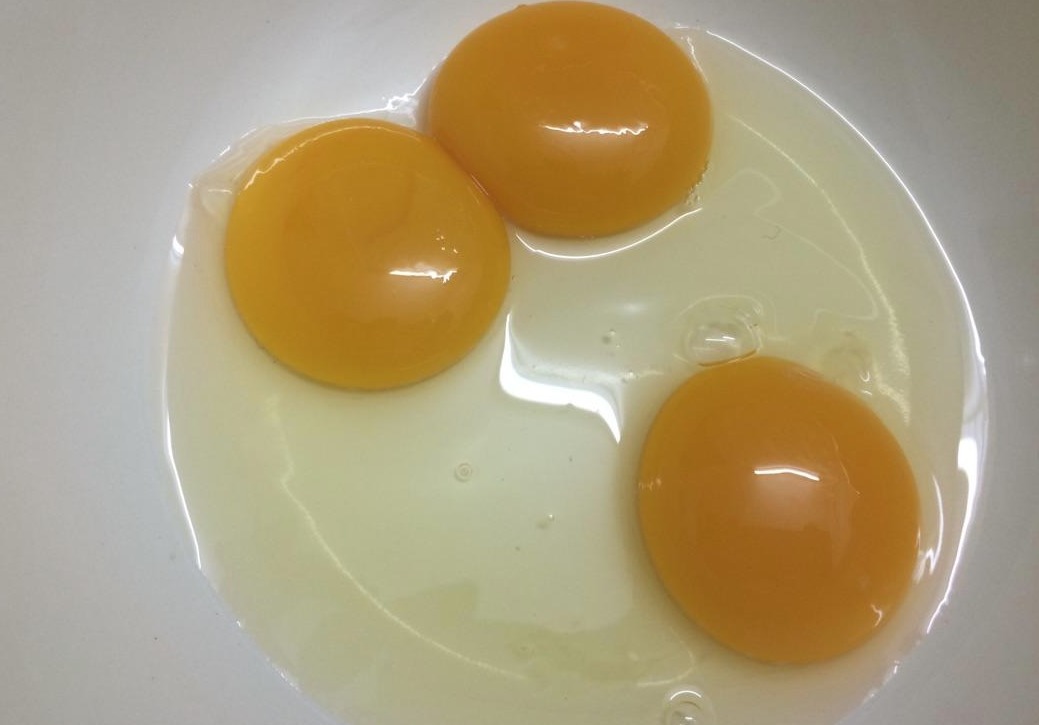 雌激素|女人月经量少怎么办常吃“2黄1白”，补充雌激素，更有女人味