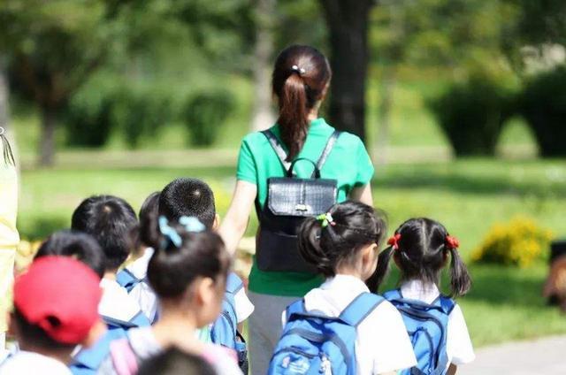 母亲|“儿子的脸被同学抓破相”,这位母亲的做法,连老师都赞叹不已