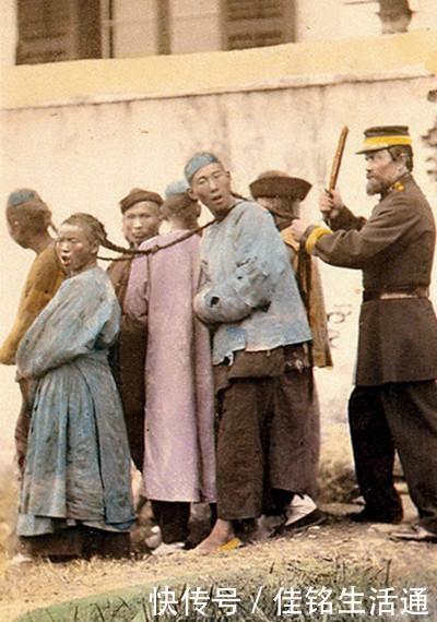 清朝|清朝罕见彩照： 看完图5终于知道为什么僵尸片都穿着官服了!