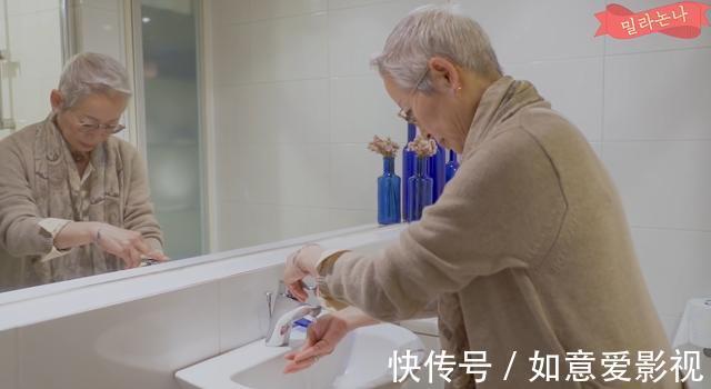 白衬衫|女人要体面活!68岁姥姥口红只用豆沙色,白衬衫必须搭珍珠项链