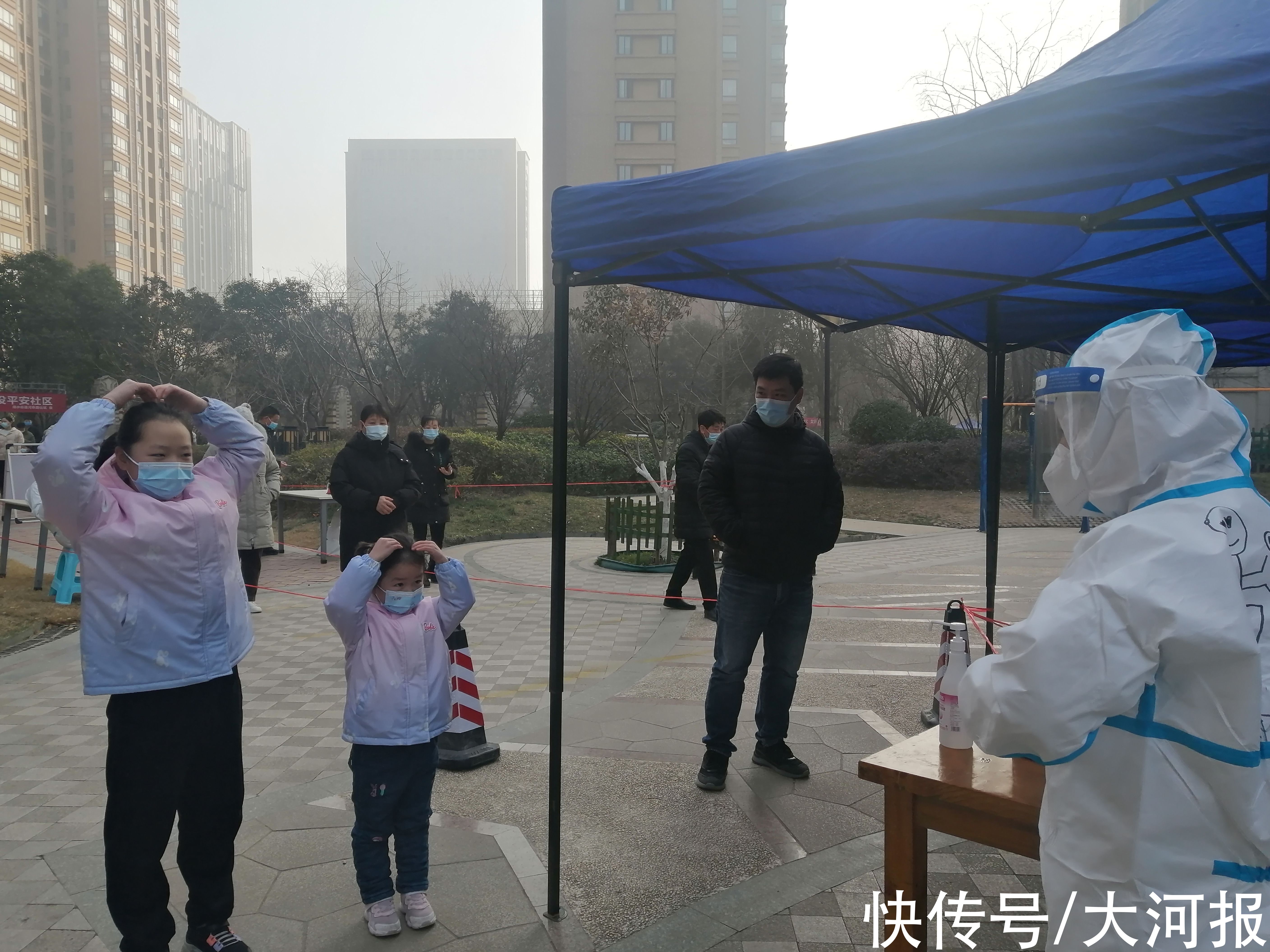 核酸|郑州核酸检测现场四口之家“重逢”：小女儿一步三回头不舍离去……