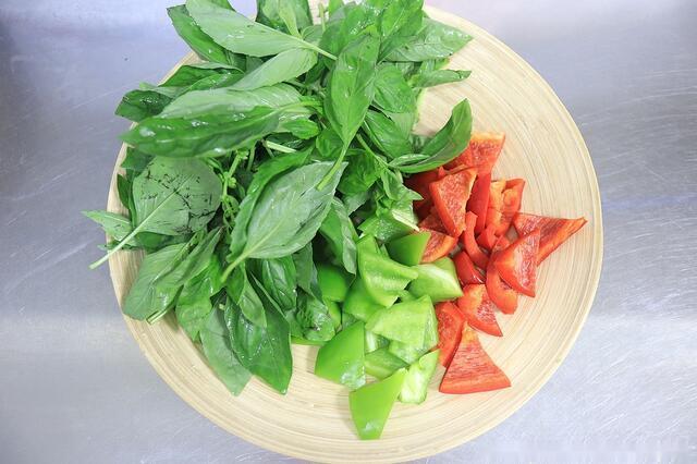 台式三杯鸡的家常做法,后悔没早几年做,1斤多鸡腿一扫而光