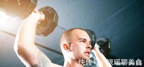 健身房|如何打造完美胸肌?一副哑铃就够了,每天10分钟练爆你的胸肌!
