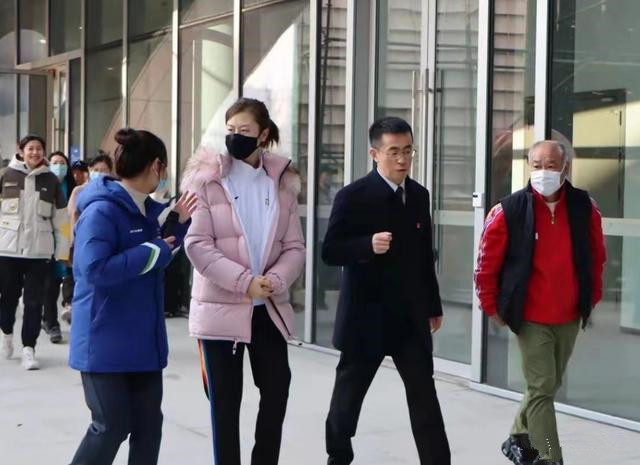 丁宁|58岁李宁官宣新产业!发白+秃顶显苍老,2位美女世界冠军伴左右