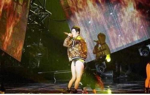 偶像练习生|明星搞笑错位照，明星感觉很是头疼，但是网友却笑的很开心