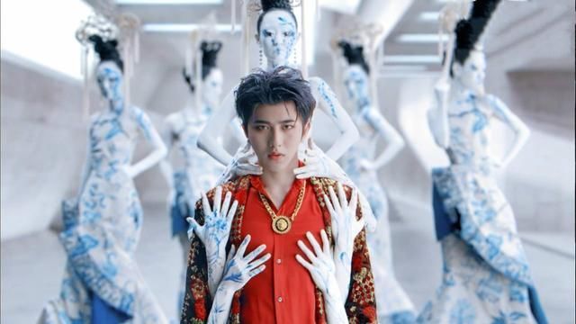 蔡徐坤升级做导师,7000块女款衬衫清爽帅气,踩黑皮鞋终于变成熟