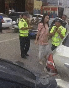 |GIF动图笑话:啥?你把电视弄坏了,看你妈回来怎么收拾你!