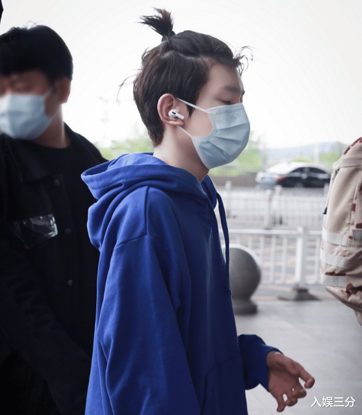 《谁是宝藏歌手》刚播，王源转身又录别的新综，就连发型都很惹眼